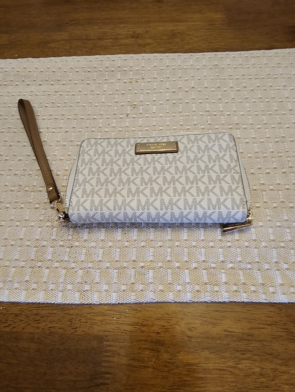 New Michael Kors Cream and Tan Logo Zip Wristlet